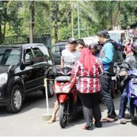 Pengunjung saat antri di pintu masuk OW Sidomba